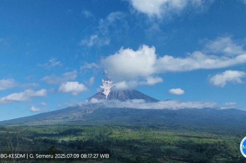 Gunung Semeru hari ini empat kali erupsi dengan tinggi letusan hingga 1 Km