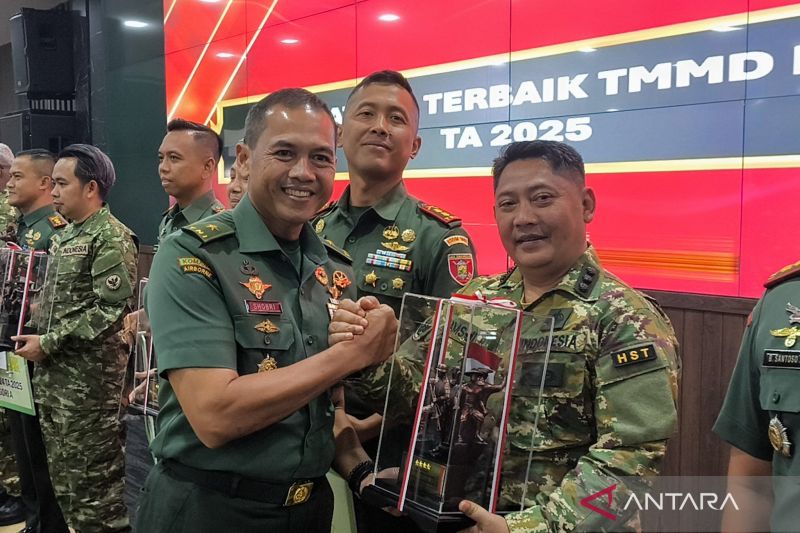 Bupati HST terima penghargaan KASAD terkait dukungan TMMD terbaik