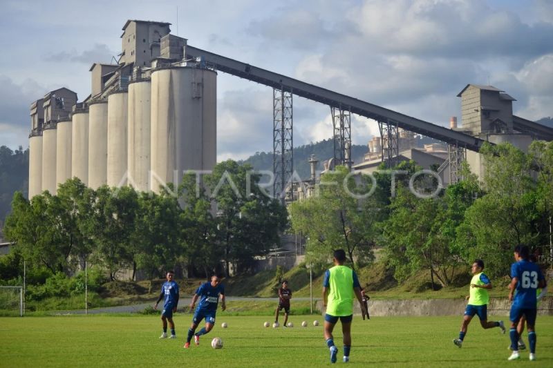 Latihan perdana Semen Padang FC