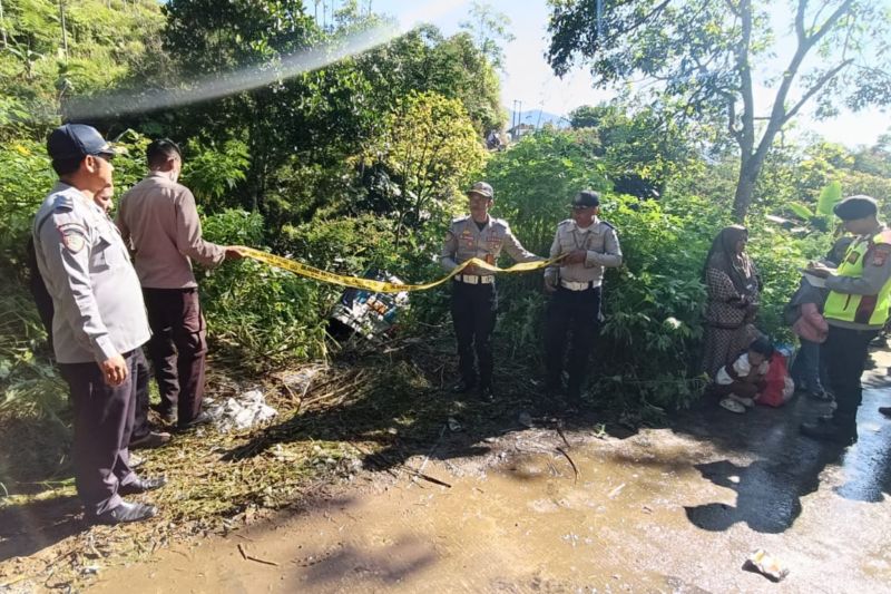 Polisi mengevakuasi mikrobus umum yang masuk jurang di Banjarwangi Garut