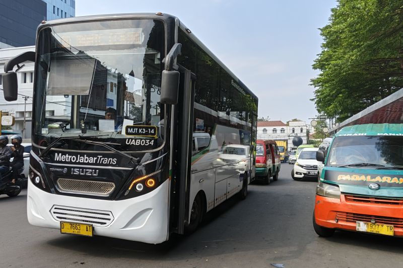 Pelajar naik Metro Jabar Trans lebih murah mulai 1 Juli, simak caranya!