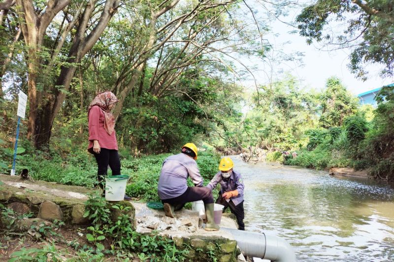 DLH Jabar inspeksi mendadak di Sungai Cilemahabang Bekasi telusuri pencemaran