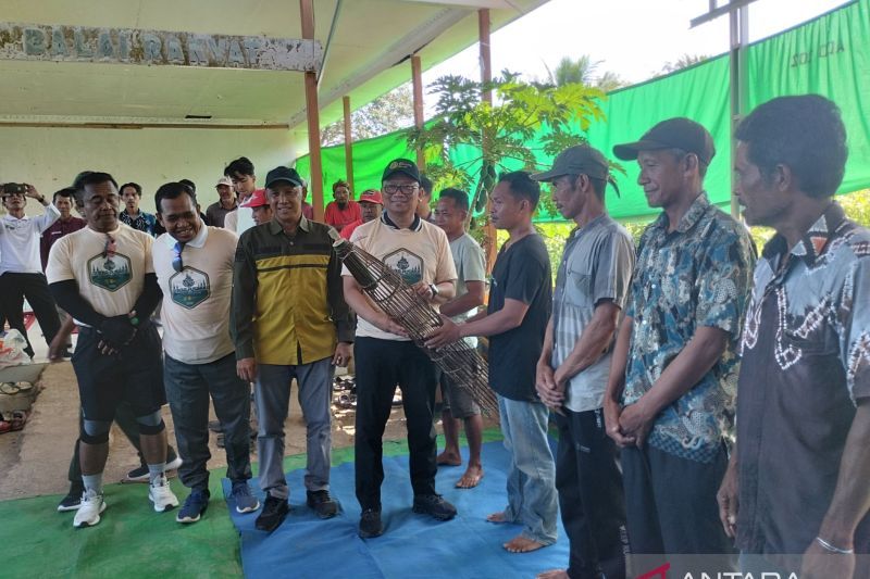 Kelompok nelayan Desa Bangkiling terima bantuan alat tangkap perikanan