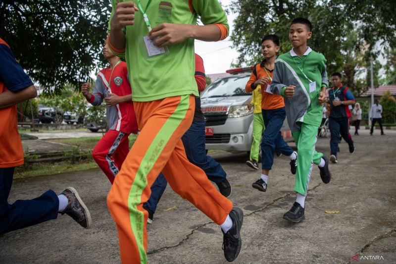 Pemeriksaan kesehatan siswa sekolah rakyat di Palembang