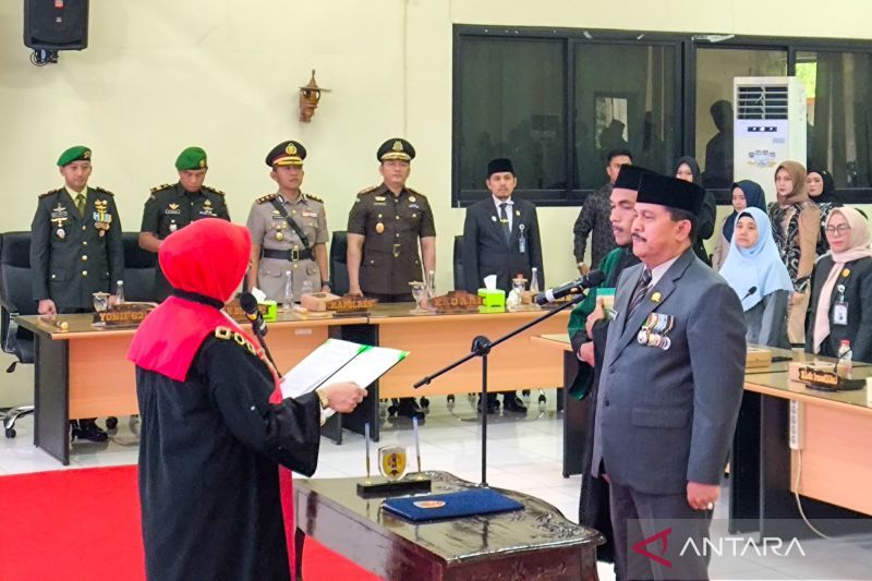 Pahrijani dilantik jadi Ketua DPRD HST sisa masa jabatan 2024-2029