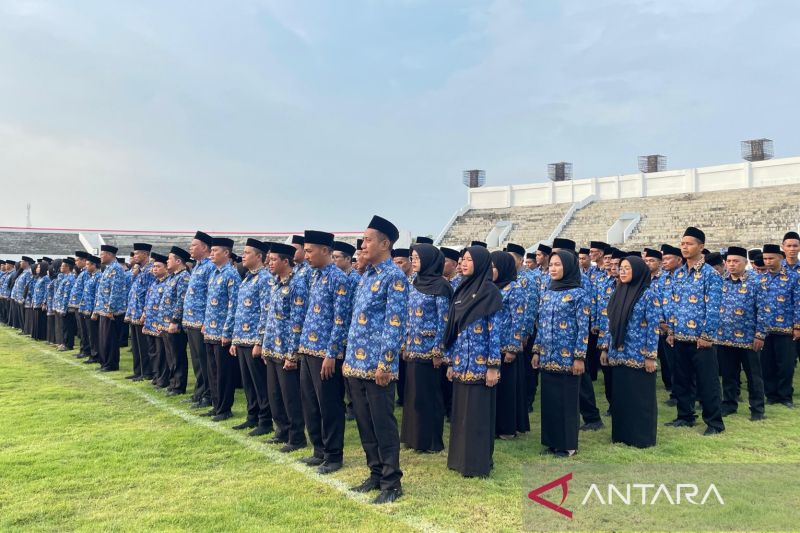 Pemkab Cirebon menyerahkan SK pengangkatan kepada 1.735 PPPK