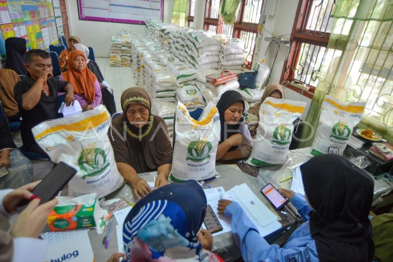 Pembagian bantuan pangan di Padang