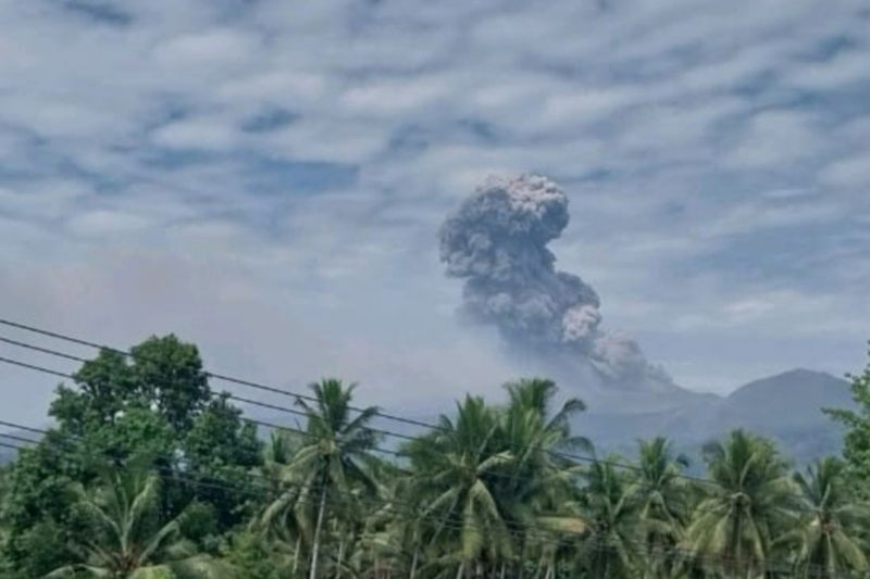 Gunung Dukono di Halut hari ini semburkan abu vulkanik setinggi 1.200 meter