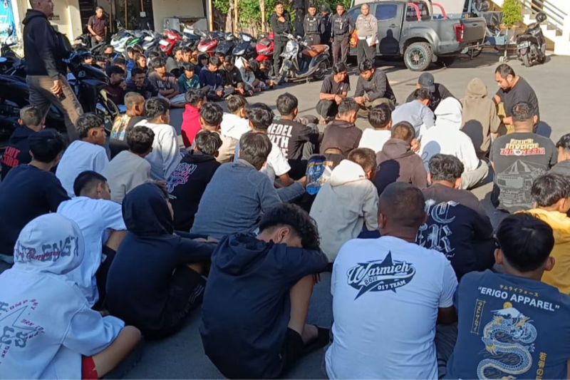 Polres Cirebon Kota mengamankan 97 pemuda saat razia balap liar