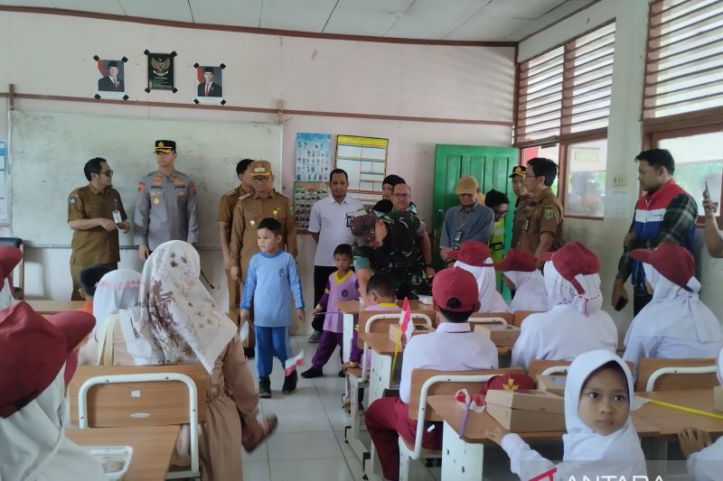 Siswa SD Negeri Kasiau Raya Terima Paket MBG dari PT TPI dan MSW