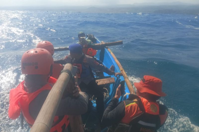 Dua mahasiswa hilang di Pantai Puncak Guha Garut terseret arus saat berenang
