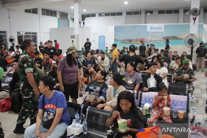 Evakuasi korban terbakarnya KM Barcelona 5