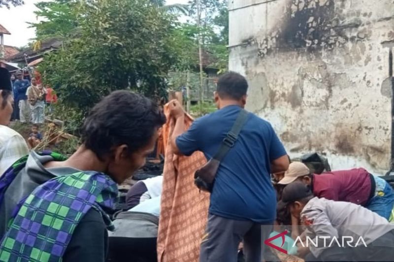 Pilu! seorang nenek di Agrabinta Cianjur terpanggang saat rumah panggungnya terbakar