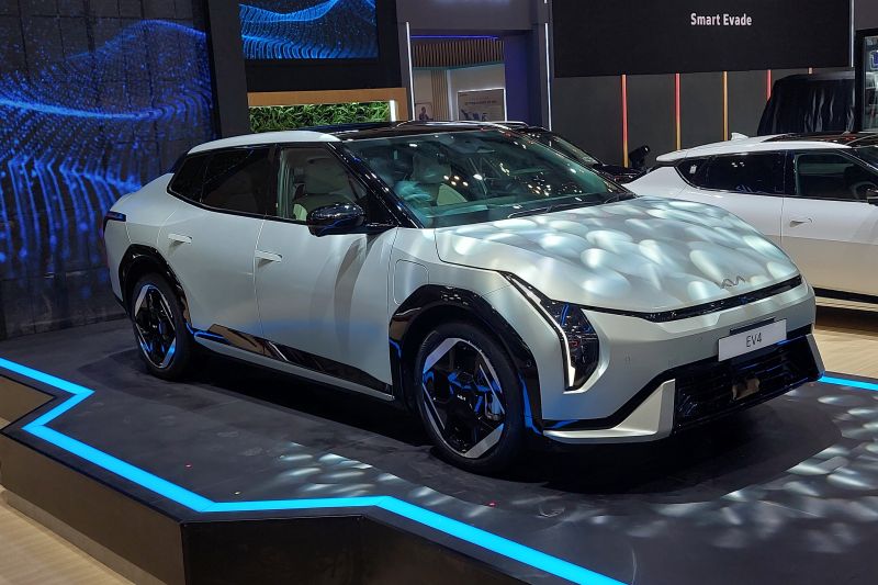 Kia menghadirkan sedan listrik terbaru EV4 di GIIAS 2025