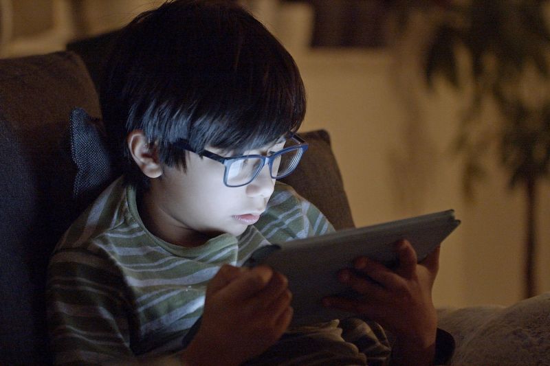 Batas ideal screen time menurut usia, dari anak hingga orang dewasa