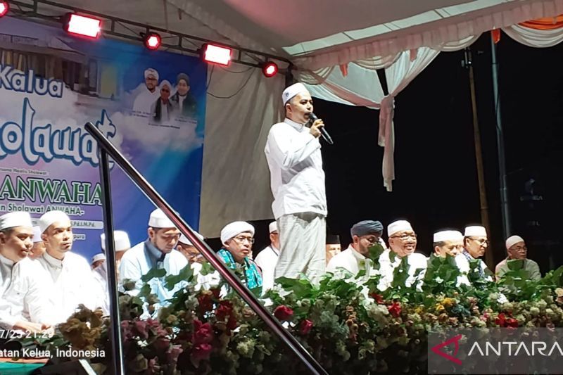 Kelua Bersholawat dipimpin Ustadz M Ali Busthomi