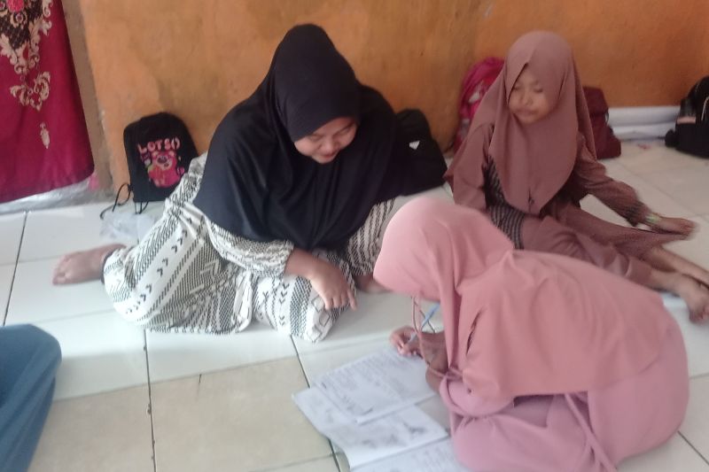 Miris! 22 tahun, siswa sekolah madrasah di Pandeglang belajar tanpa kursi dan meja