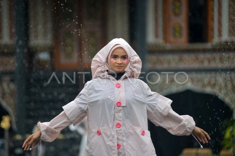 Peragaan busana jas hujan artistik