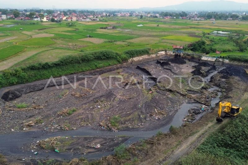 Pengerukan bendungan terdampak banjir lahar dingin Marapi