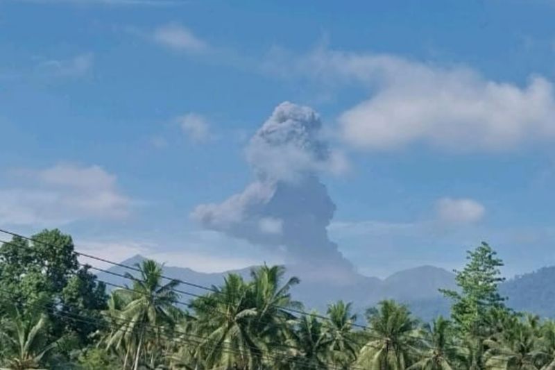 Gunung Dukono hari ini meletus lontarkan abu setinggi 1.700 meter