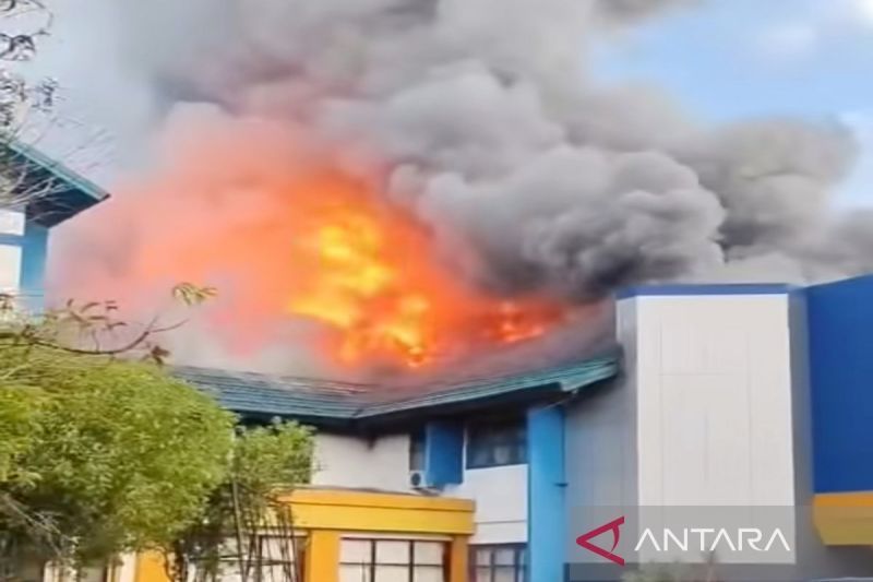 Gedung Rektorat ULM terbakar hebat