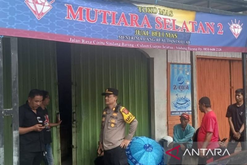 Penjaga toko ke kamar mandi, pencuri gasak emas 150 gram di Sindangbarang
