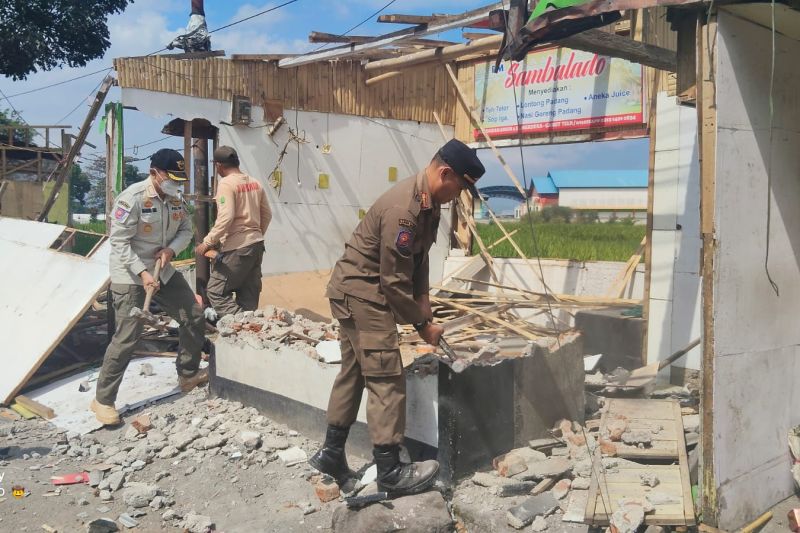 Satpol PP Garut membongkar bangunan liar di 32 lokasi fasilitas umum