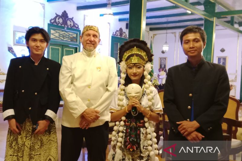 Profesor asal AS hibahkan karya gamelan untuk Cirebon