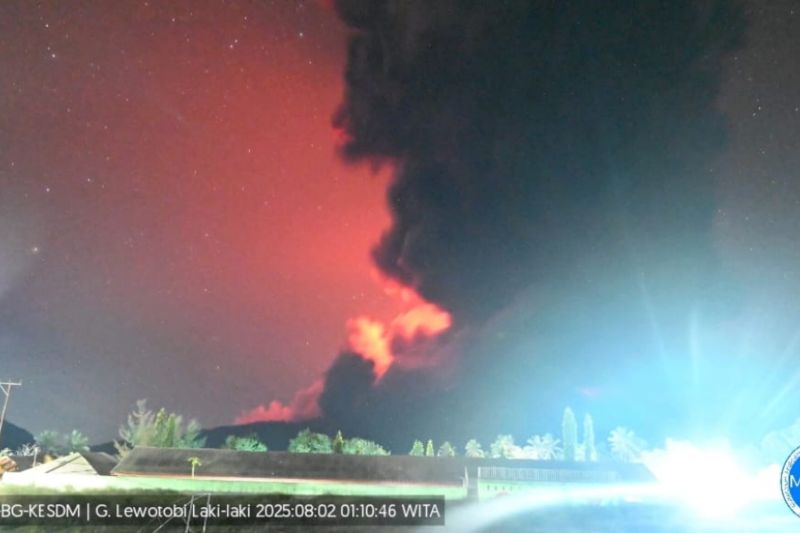 Gunung Lewotobi meletus lagi Sabtu dini hari