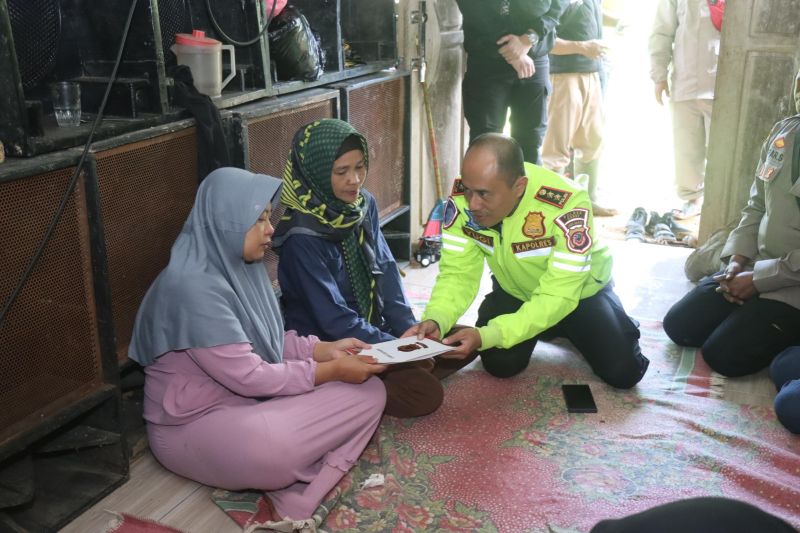 Korban longsor Banjarwangi Garut dapat bantuan dari BPBD