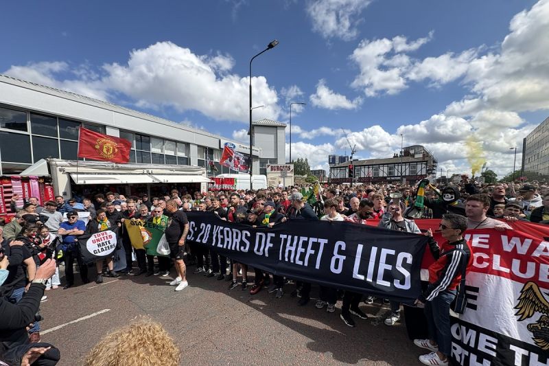 Suporter Manchester United batalkan aksi protes pada laga vs Arsenal