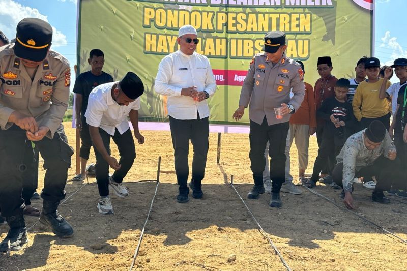 Wujudkan Swasembada Pangan, Kapolsek Tambang Bersama Pondok Pesantren IIBS Riau Tanam Jagung Serentak