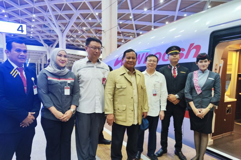 Prabowo bertolak ke Bandung naik Whoosh bersama masyarakat