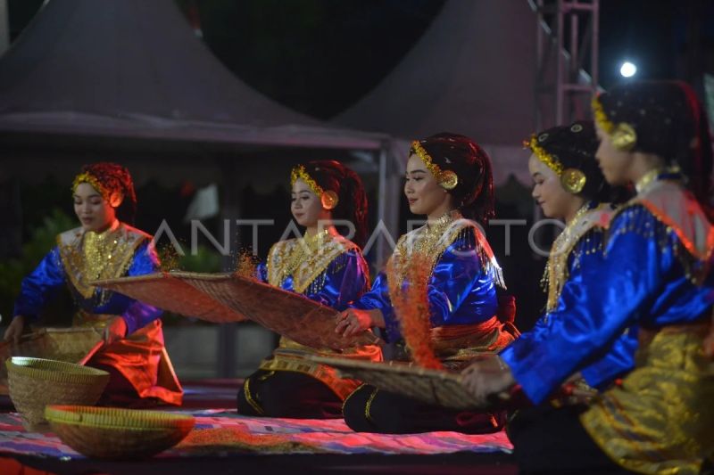 Pertunjukan seni kontemporer di Padang