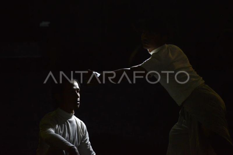 Pertunjukan seni kontemporer di Padang