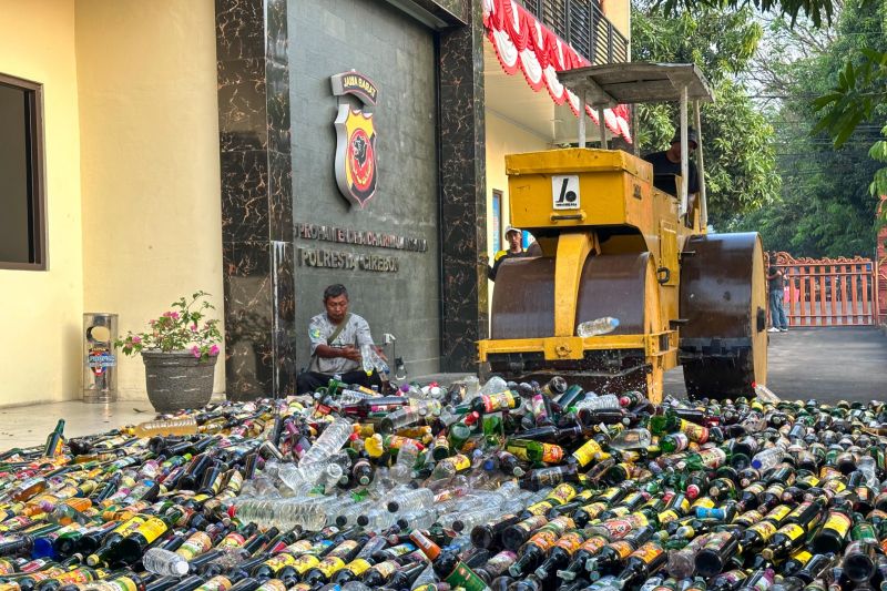 Polresta Cirebon memusnahkan 8.261 botol miras ilegal hasil razia
