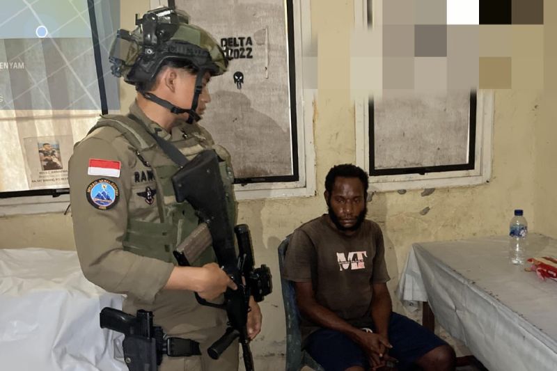 Satgas Damai Cartenz menangkap KKB anggota Egianus Kogoya di Kenyam
