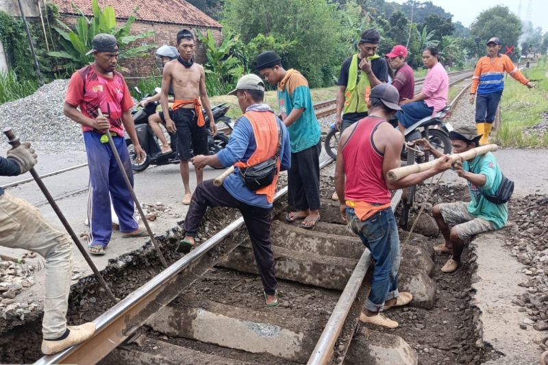 Daop 2 Bandung melakukan perawatan geometri 37 perlintasan kereta