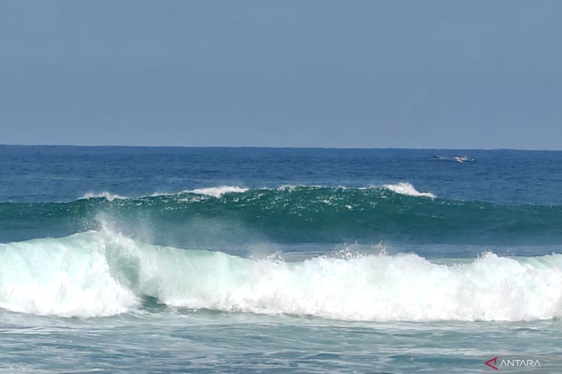 BMKG: Pelayaran waspada gelombang tinggi enam meter tiga hari ke depan di selatan Jabar