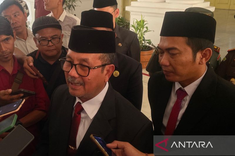 Pemkab Cirebon mengajak warga kibarkan bendera Merah Putih selama Agustus