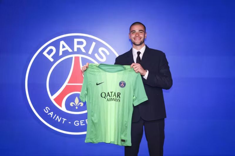 PSG resmi datangkan kiper muda berbakat Lucas Chevalier dari Lille