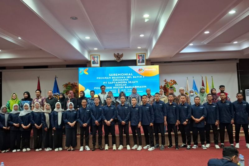Poliban students receive IBFL scholarship from PT SIS