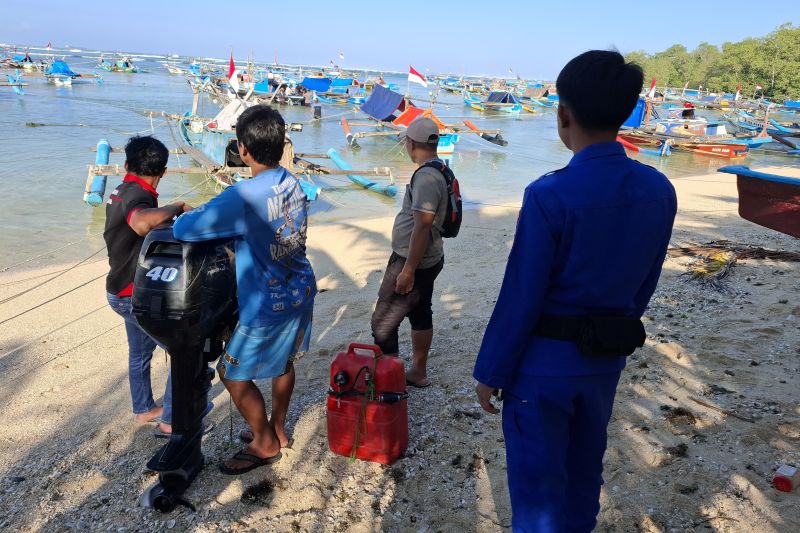 Satpolairud evakuasi perahu nelayan yang terhempas gelombang di Garut
