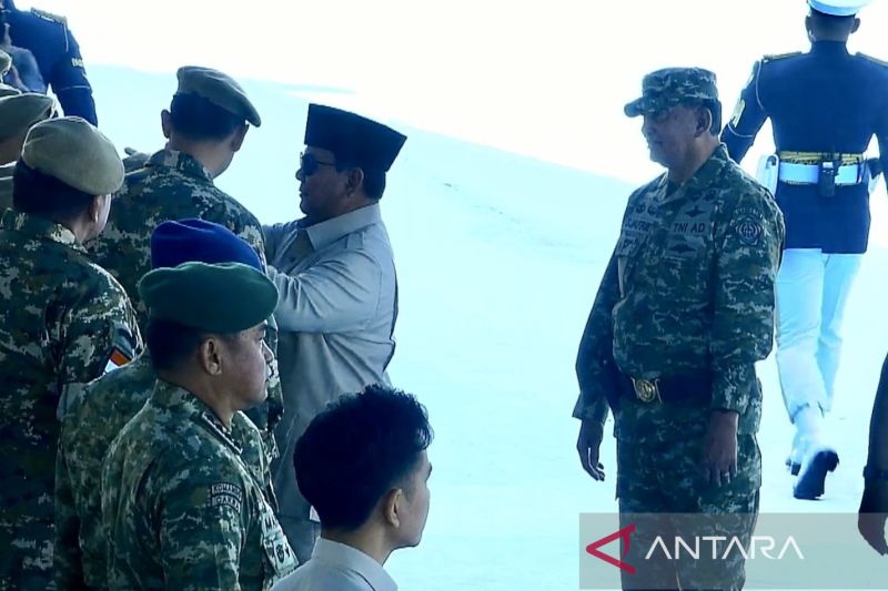 Prabowo rapikan baret Muhaimin, Sultan Bachtiar sebelum mulai upacara