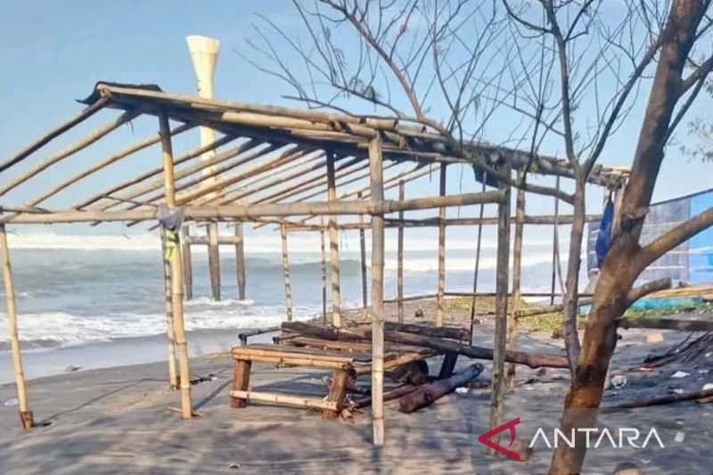 BPBD Cianjur menyiagakan petugas dan relawan di pantai selatan