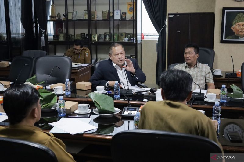 DPRD Kalsel bersama Disnakertrans bahas penekanan pengangguran