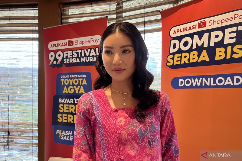 Sarwendah beri uang jajan anak lewat dompet digital