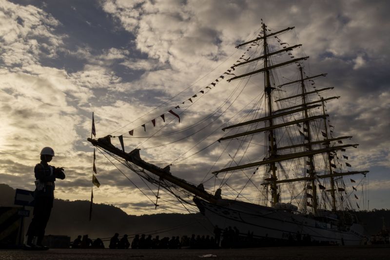 KRI Bima Suci adakan pameran bendera peringati kemerdekaan Indonesia