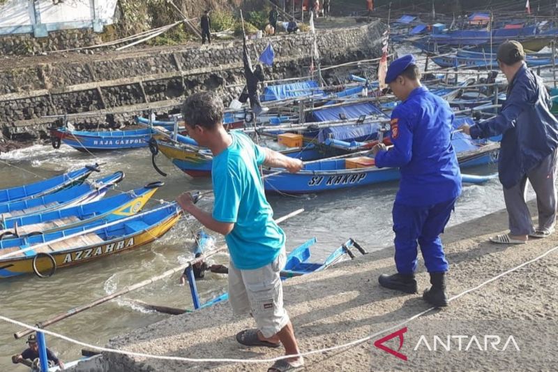 BPBD Cianjur meminta nelayan untuk sementara tidak melaut