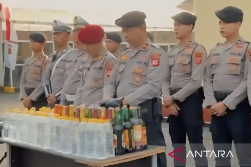Polres Cianjur menyita ratusan botol minuman keras dan oplosan
